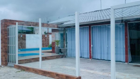 Casa com 2 piscinas